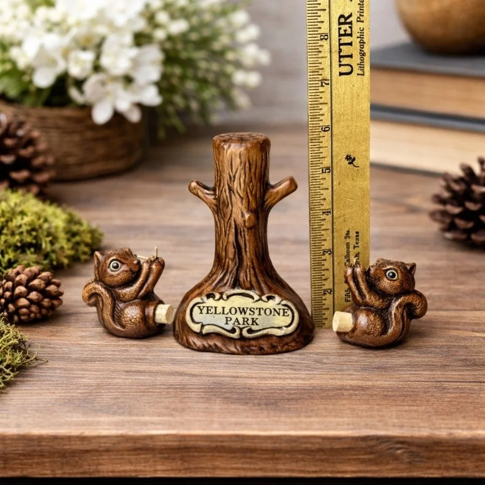 Yellowstone Park Ceramic Squirrels Tree Salt and Pepper Shakers Vintage‎